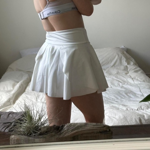 White golf skirt with built-in shorts - Picture 3 of 8